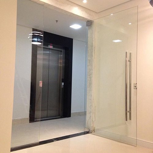 Portas pivotantes em medidas padrões