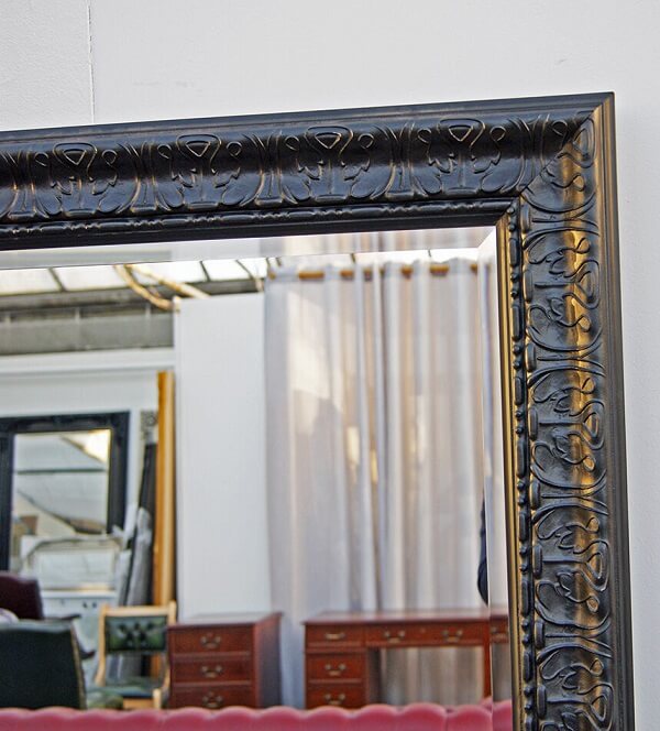espelhos emoldurados são a forma mais clássica de decoração