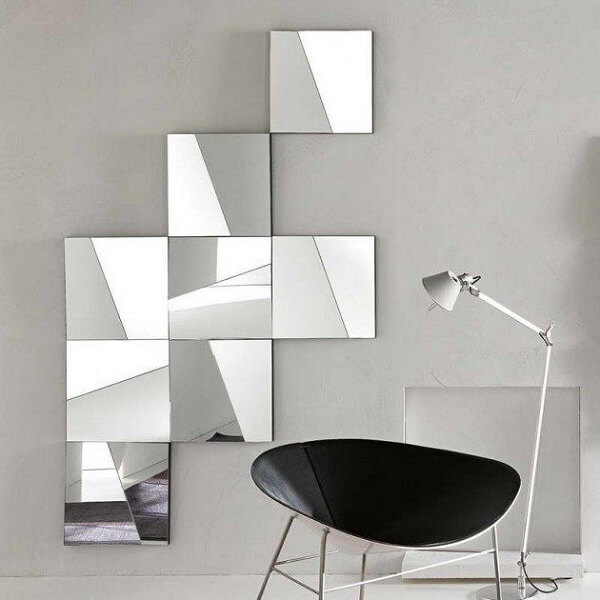 o espelho de parede não precisa ser grande e inteiro, pode-se conseguir ótimos efeitos com pequenas peças de espelhos colados
