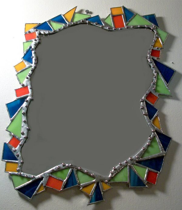 espelho decorativo com pequenas peças de vidro retalhado em forma de mosaico