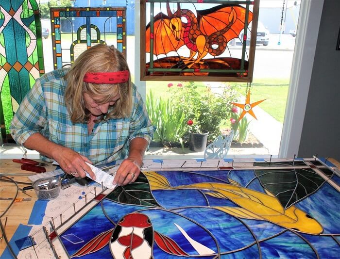 Retalhos de vidros: 10 formas de aproveitá-los nas vidraçarias! - Portal Vidros Aprenda mais sobre o que fazer com os retalhos de vidros que sobram da produção de vidraçarias. Eles podem se tornar produtos e pequenas obras artesanais de arte!