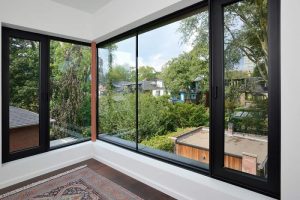 janelas com vidro podem ter siferentes formas e propóisitos práticos e estéticos. Tudo depende do projeto do cômodo!